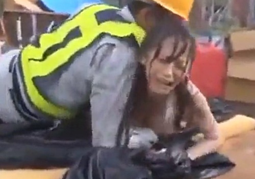 土砂降りの雨の中、誰もいない工事現場で作業服姿の男に中出しレイプされる美女