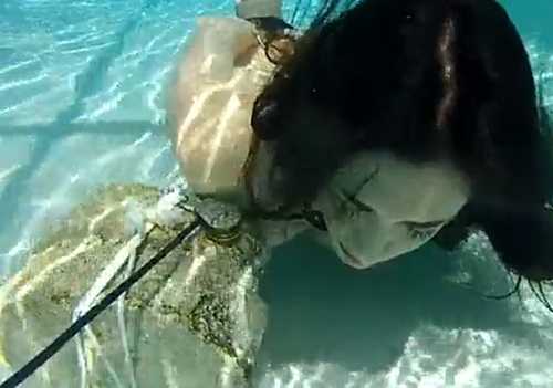 【閲覧注意】コンクリブロックの重りを付けたオンナをプールに沈める水責め拷問動画