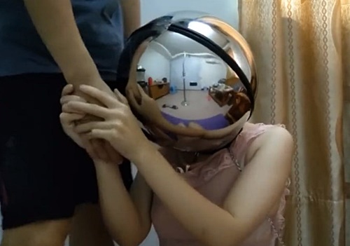 鼻に鍵を付けたオンナに鏡面仕上げのハードタイプの全頭マスクを被せて放置するSM調教動画