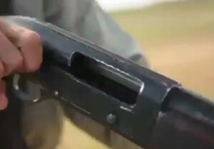 【超閲覧注意】男の眉間を至近距離からショットガンで撃ってみた結果が凄かった・・※スロー再生