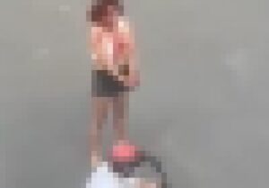 【閲覧注意】ガチで頭のおかしい女の子が見つかってしまう・・(動画)