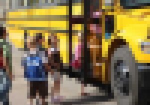 【閲覧注意】スクールバスに乗っていた小学生、窓から手を出してとんでもない目に遭う・・・