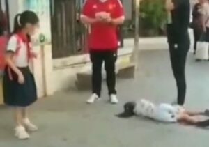 【閲覧注意】小学校で起きた無差別殺人事件で2名の女子児童が殺害される・・(動画あり)