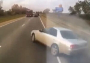 【閲覧注意】高速道路で無理な追い越しをしたDQNの車、一瞬で粉々になる・・(動画)