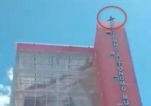 【閲覧注意】高層ビルの屋上から飛び降りると ”どうなるか” がよく分かる映像が見つかってしまう・・・