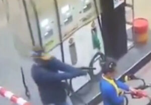 【衝撃映像】ガソリンスタンドでバイト中の女の子、とんでもない事件に巻き込まれる・・・