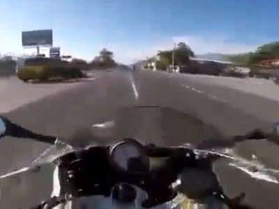 【衝撃映像】公道を100km以上のスピードで暴走中のバイク、一瞬よそ見をしただけでこうなる