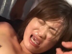 【衝撃映像】無理やり酒を飲まされ殴る蹴る・・・鼻血を流して号泣する日本人女性の暴行現場