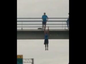 【閲覧注意】歩道橋から落ちそうになってる人を助けようとした結果・・・（動画あり）