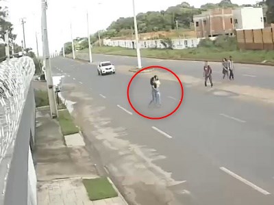 【閲覧注意】車道を横断していた女さん、なぜか自分から轢かれにいってしまう…（動画あり）