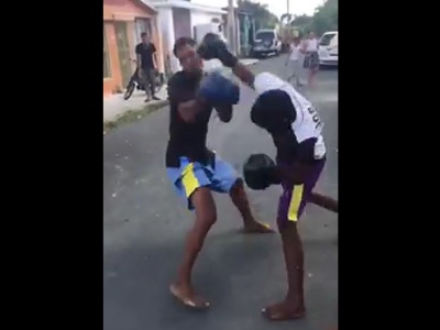 【衝撃】スラム街でストリートボクシングをしていた若者、最悪の結末を迎えてしまう（動画あり）