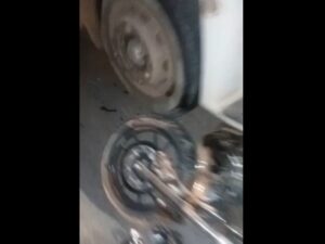 【閲覧注意】大型トラックとバイクの衝突事故現場で、車体の下を覗いたら恐ろしいことになってた...（動画あり）