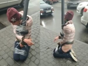 生活に困窮したウクライナ人女性、食料品を盗んで捕まり屈辱の罰を受ける（動画あり）