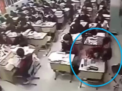 【閲覧注意】中学校の授業中に突然”恐ろしい行動”を起こす生徒。教室中が大パニックに・・・（動画あり）