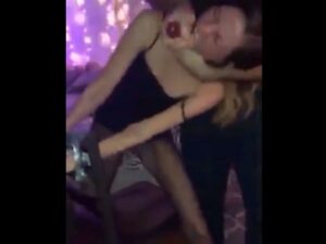 【動画】極太ディルドを喉奥に突っ込まれた若い女さん、あまりの苦しさにのたうち回ってしまう