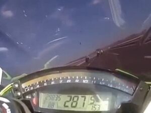 【超閲覧注意】高速道路を爆走していたライダー、280kmで事故って全身ばらばらになる…（動画あり）