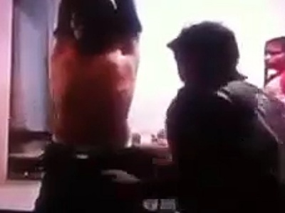 【閲覧注意】腕を拘束されたこの人が受けている拷問が地獄だと話題（動画あり）