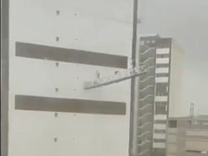 【恐怖】高所作業中の労働者が突風で煽られて落下死する事故動画が怖すぎると話題（動画あり）