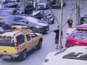 【閲覧注意】車庫入れ中のドライバーさん、まさかのムーブで通行人をぶっ殺してしまう（動画あり）