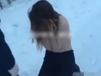 雪山で服を脱がされてボコられる女の子・・・（動画あり）