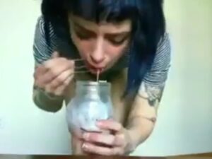 【閲覧注意】嘔吐マニアの若い女さん、体内でミックスジュースを作る特技を披露してしまう（動画あり）