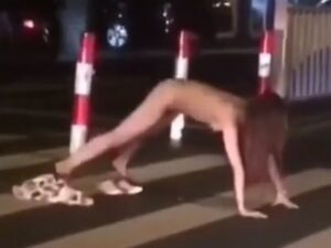【動画】全裸のジャンキー女さん、車道のど真ん中でエアーセ●クスを披露してしまう