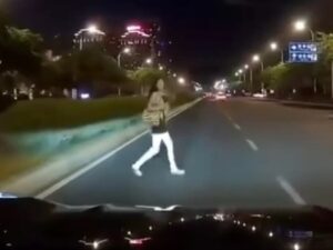 【驚愕】スマホをガン見しながら車道を横断中の若い女さん、まもなく”こうなる”（動画あり）