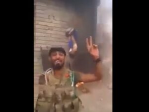 【閲覧注意】イラク兵さん、ISIS戦闘員をバーベキューにしてこの笑顔（動画あり）