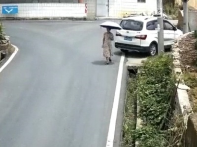 【閲覧注意】日傘をさして歩いているこの女性が”7秒後”に死にます・・・（動画あり）