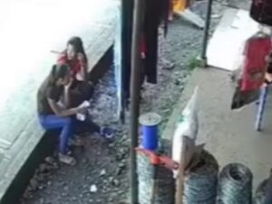 【閲覧注意】街で座っていた女子高生が死亡した事故動画が公開。その内容がとんでもない...（動画あり）
