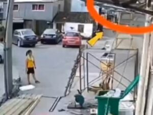 【閲覧注意】建設現場の女性作業員が”8秒後”に火だるまになる映像が恐ろしいと話題