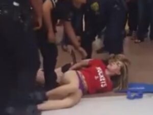 【動画】スーパーでケンカをしていた女子生徒さん、下半身丸出しで逮捕されるｗｗｗｗｗｗｗ