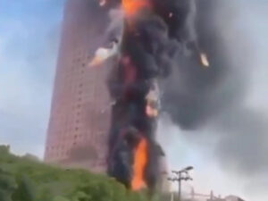 【衝撃】今日起きたばかりの高さ218mの高層ビルの火災映像が流出。その様子が恐ろしいと話題