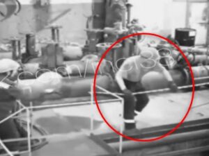 【衝撃映像】工場作業員さん、ロープを手すりと間違え6メートルの高さから落下・・・