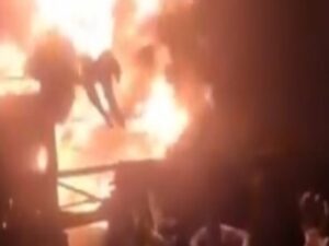 【閲覧注意】炎上するバスに取り残された女性、カリカリに焼き上がってしまう・・・（動画あり）