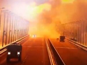 【衝撃映像】8日に発生、250mに渡って崩壊した「クリミア橋爆破ビデオ」が流出。想像以上の威力だと話題
