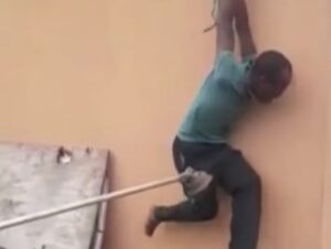 空き巣に入った泥棒、家主に見つかり”超高速ムチ打ちの系”に処されるｗｗｗ