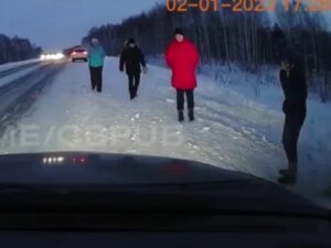 【閲覧注意】恐怖の「人間ボーリング」映像。雪道を歩く4人が一瞬で死亡