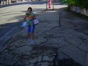 【閲覧注意】歩きスマホをしている女性が”3秒後”に死亡する事故動画がヤバイ