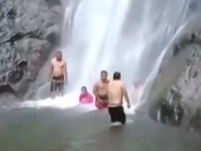 【閲覧注意】滝で遊んでいる家族5人が一瞬で死亡する事故動画、トンデモナイ…