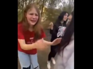 【動画あり】美少女JCさん、クラスメイトの女子に妬まれ集団リンチ状態でいじめられて号泣・・・