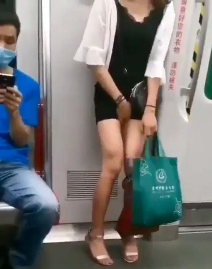 【閲覧注意】電車乗車中に一人でシテしまう女子現るwww
