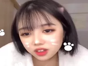 【エロ】胸元緩すぎで見えそうなんだが！？