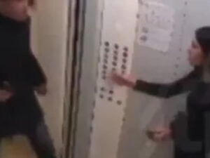 【おそロシア】この女性、エレベーターに乗ってきた男性にいきなり殴られる【動画】