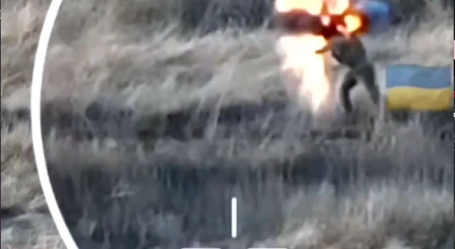 【閲覧注意】ウクライナ兵に砲弾が直撃する瞬間を捉えた映像。これが戦争のリアルか。