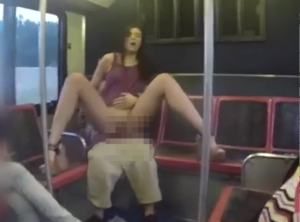 【エロ注意】どこでやってるんだこいつら！？バス車内でおっぱじめてしまったカップルwww