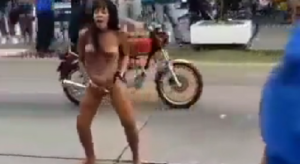 【エロ注意】公衆の面前で全裸になってしまう女性あらわる【キューバ】