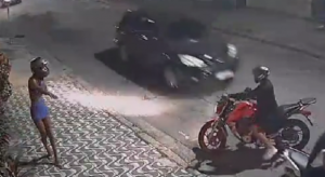 【コントかな？】バイクで強盗をした男、直後にバイクを破壊されてしまうw