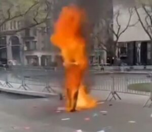 【閲覧注意】公衆の面前で、自らの体を燃やす男性…抗議運動か
