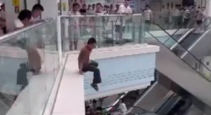 【中国】ショッピングモールで投身自殺をする男の映像【閲覧注意】のアイキャッチ画像